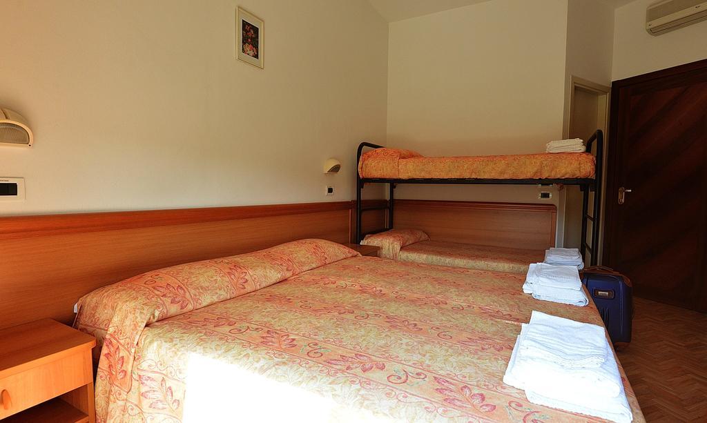 Hotel Bamar Pinarella Exterior photo