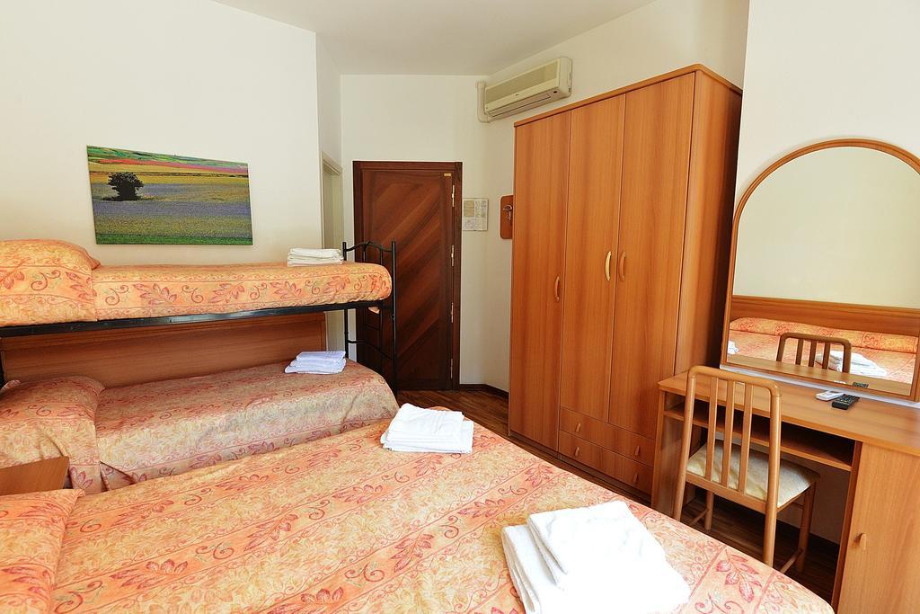 Hotel Bamar Pinarella Exterior photo