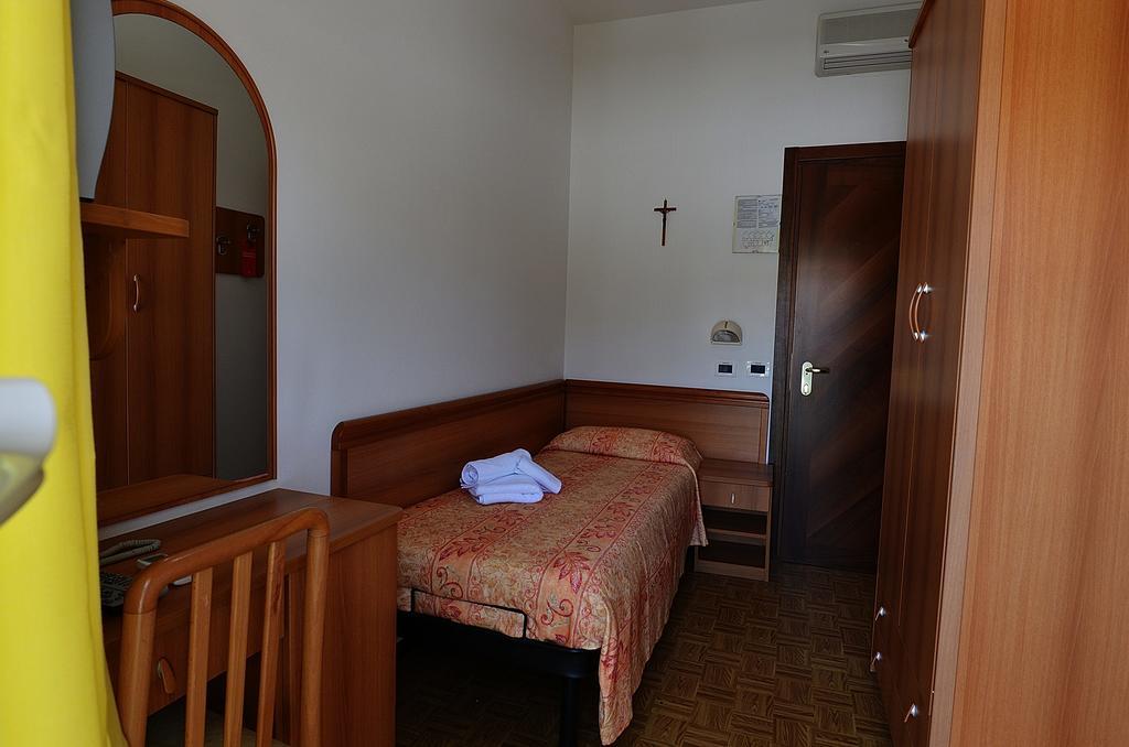 Hotel Bamar Pinarella Exterior photo